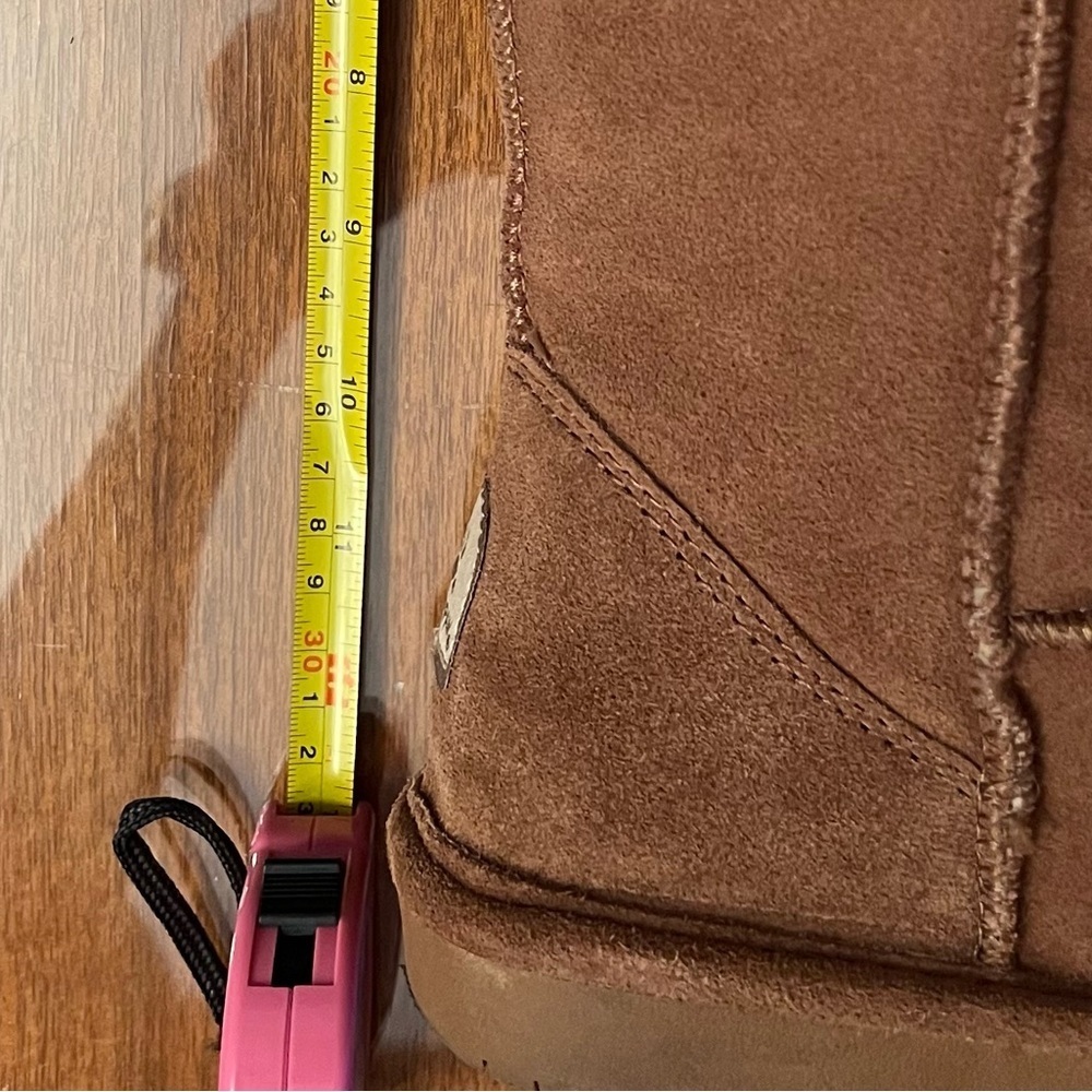 Woman’s SZ 9, Bearpaw, tan, suede leather, snow boot. - Picture 10 of 11